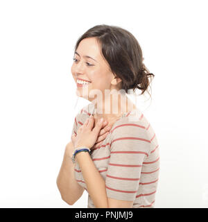 Hübsche Frau lachend und halten die Hände auf der Brust Stockfoto