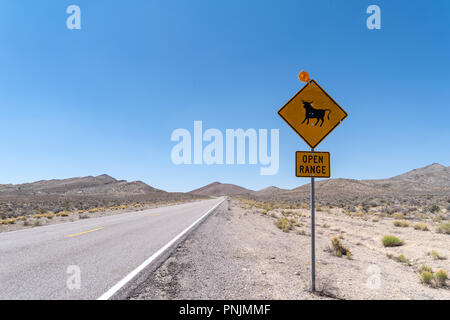 Open Range Road Sign Warnen der Rinder und Kühe in der Nähe der Straße auf der Nevada Extraterrestrial Highway Stockfoto