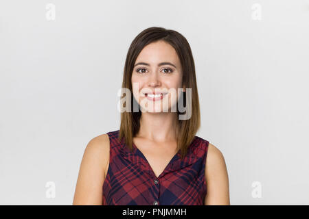 Fantastisch und freundlich lächelnd brünette Frau im schönen Kleid studio Shot, isoliert auf weißem Stockfoto