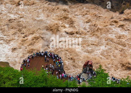 Tiger Leaping Gorge ist eine malerische Schlucht auf der Jinsha Fluss, ein Nebenfluss des oberen Yangtze River, in der Nähe von Lijiang, Yunnan, China. Stockfoto