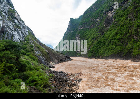 Tiger Leaping Gorge ist eine malerische Schlucht auf der Jinsha Fluss, ein Nebenfluss des oberen Yangtze River, in der Nähe von Lijiang, Yunnan, China. Stockfoto