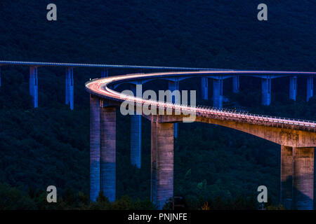 Italien Venetien highway Viadukt von Fadalto Stockfoto