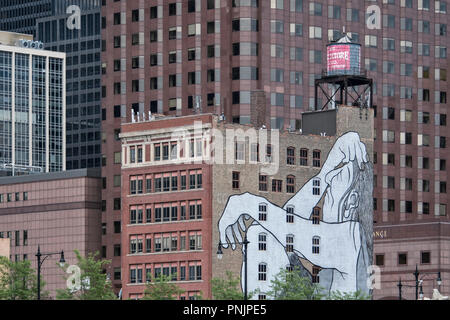 Detail einer alten und neuen Gebäude mit einem großen Wandbild, Downtown Chicago, IL. Stockfoto