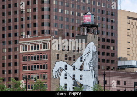 Detail einer alten und neuen Gebäude mit einem großen Wandbild, Downtown Chicago, IL. Stockfoto