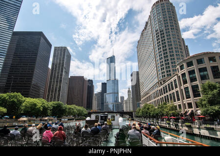 Blick vom Boot auf dem Chicago River mit Trump International Hotel & Tower, Chicago, IL. Stockfoto