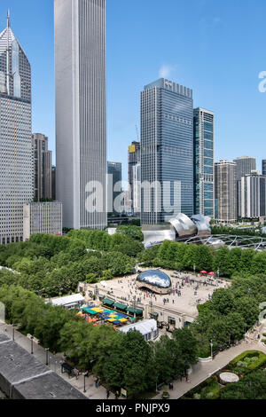 Anzeigen von Millennium Park mit der Skulptur Cloud Gate, die Bohne, des britischen Künstlers Anish Kapoor und den Jay Pritzker Pavilion, Downtown Chicago, IL. Stockfoto