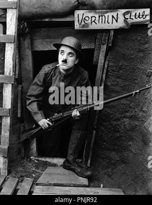 Original Film Titel: Schulter, Arme. Englischer Titel: Schulter, Arme. Jahr: 1918. Regisseur: Charlie Chaplin. Stars: Charlie Chaplin. Credit: ERSTER NATIONALER/Album Stockfoto