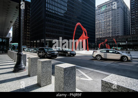 Flamingo Skulptur des amerikanischen Künstlers Alexander Calder in Federal Plaza, in der Innenstadt von Chicago, IL. Stockfoto