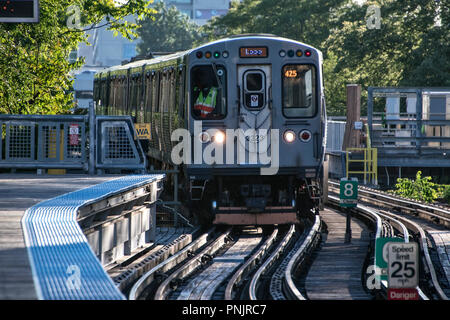 Die "L"-Hochbahn Ansätze der Station, Downtown Chicago, IL. Stockfoto