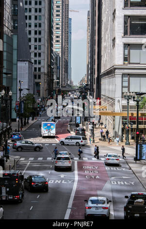 Blick von Osten Madison Street vom erhöhten 'L' Bahnhof, in der Innenstadt von Chicago, IL. Stockfoto