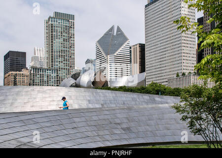 BP Fußgängerbrücke und Jay Pritzker Pavilion von Architekt Frank Gehry, Millennium Park, Downtown Chicago, IL. Stockfoto