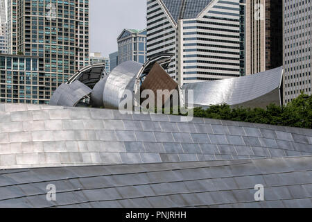 BP Fußgängerbrücke und Jay Pritzker Pavilion von Architekt Frank Gehry, Millennium Park, Downtown Chicago, IL. Stockfoto
