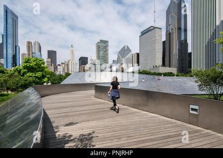 BP Fußgängerbrücke und Jay Pritzker Pavilion von Architekt Frank Gehry, Millennium Park, Downtown Chicago, IL. Stockfoto