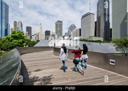 BP Fußgängerbrücke und Jay Pritzker Pavilion von Architekt Frank Gehry, Millennium Park, Downtown Chicago, IL. Stockfoto