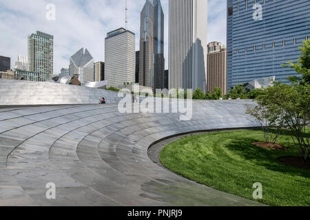BP Fußgängerbrücke und Jay Pritzker Pavilion von Architekt Frank Gehry, Millennium Park, Downtown Chicago, IL. Stockfoto