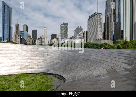 BP Fußgängerbrücke und Jay Pritzker Pavilion von Architekt Frank Gehry, Millennium Park, Downtown Chicago, IL. Stockfoto