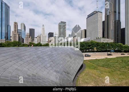 BP Fußgängerbrücke und Jay Pritzker Pavilion von Architekt Frank Gehry, Millennium Park, Downtown Chicago, IL. Stockfoto