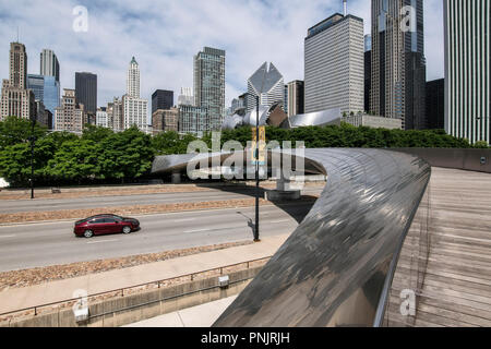 BP Fußgängerbrücke Ÿber den Columbus Drive und Jay Pritzker Pavilion, Millennium Park, Downtown Chicago, IL. Stockfoto