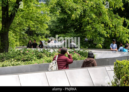 BP Fußgängerbrücke von Frank Gehry im Millennium Park, Downtown Chicago, IL. Stockfoto