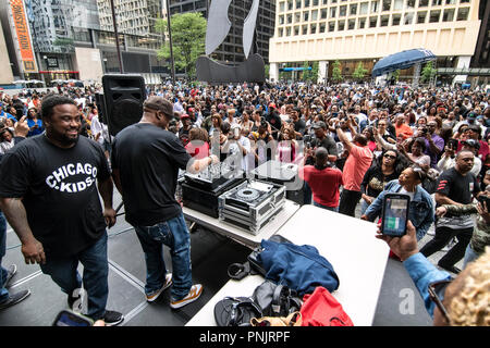 DJs spielen Aufzeichnungen am Mittag an der Daley Plaza mit Picasso Skulptur, in der Innenstadt von Chicago, IL. Stockfoto