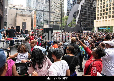 DJs spielen Aufzeichnungen am Mittag an der Daley Plaza mit Picasso Skulptur, in der Innenstadt von Chicago, IL. Stockfoto