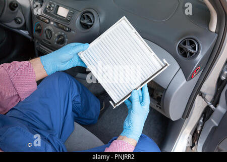 Neues Auto Innenraumfilter. Automechaniker Holding sauber Pollenfilter  eines Fahrzeugs Stockfotografie - Alamy