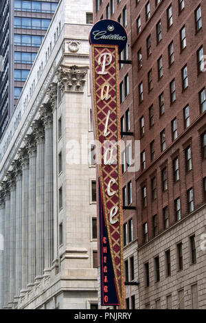 Leuchtreklame auf dem Cadillac Palace Theater, West Randolph Street, Chicago, IL. Stockfoto