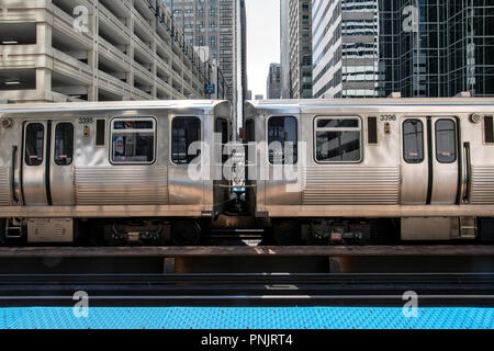 Zug hielt am Bahnhof eine erhöhte 'L', 'L', Downtown Chicago, IL. Stockfoto