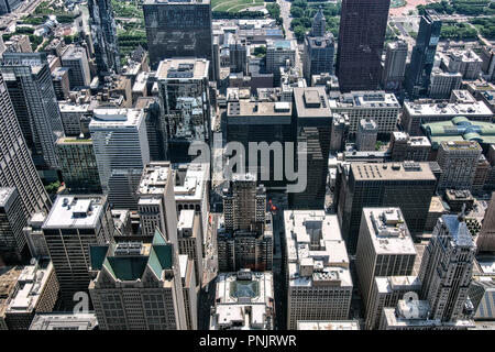 Blick auf die Innenstadt von Chicago Wolkenkratzer aus dem Skydeck des Willis Tower, Chicago, IL. Stockfoto