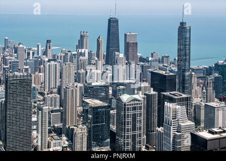 Blick auf die Wolkenkratzer von Willis Tower Skydeck mit dem Hancock Building, das Trump International Tower und den Lake Michigan, Downtown, Chicago, IL. Stockfoto