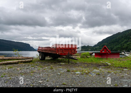 Auflieger am Fjord in Norwegen. Stockfoto