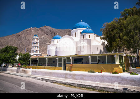 Permissa Kirche in der Nähe von Black Sand Beach in Santorini. Griechenland. Stockfoto