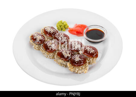 Sushi, Brötchen, Uramaki, Tempura, teriyaki Sauce, Sesam, rohe Meeresfrüchte, Sojasauce, Ingwer und Wasabi, Essen auf Platte, weiß isoliert backgr Stockfoto