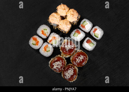 Eingestellt von Sushi, Brötchen, Uramaki, hosomaki, Tempura, Teriyaki, lava Sauce, rohe Meeresfrüchte, Sojasauce, Ingwer und Wasabi, schwarz isoliert backgr Stockfoto