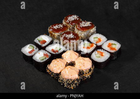 Eingestellt von Sushi, Brötchen, Uramaki, hosomaki, Tempura, Teriyaki, lava Sauce, rohe Meeresfrüchte, Sojasauce, Ingwer und Wasabi, schwarz isoliert backgr Stockfoto