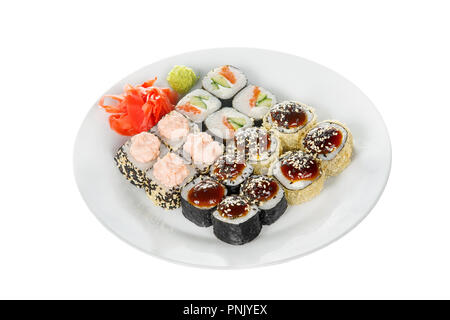 Eingestellt von Sushi, Brötchen, Uramaki, hosomaki, Tempura, Teriyaki, lava Sauce, rohe Meeresfrüchte, Sojasauce, Ingwer und Wasabi mariniert auf Platte, weiß Isolat Stockfoto