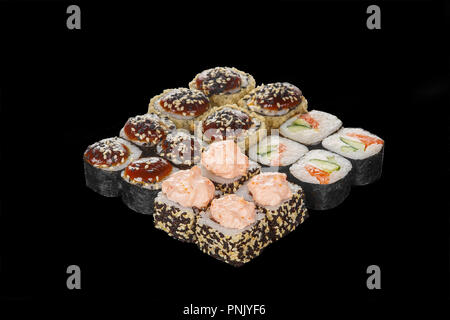 Eingestellt von Sushi, Brötchen, Uramaki, hosomaki, Tempura, Teriyaki, lava Sauce, rohe Meeresfrüchte, Sojasauce, Ingwer und Wasabi, schwarz isoliert backgr Stockfoto