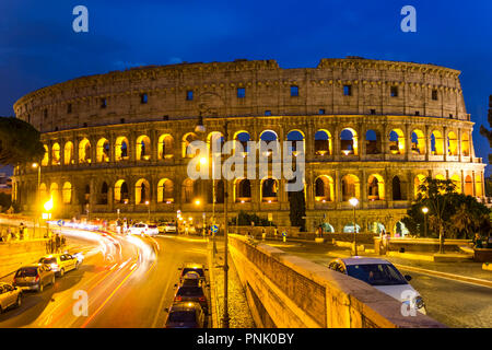 Rom/Italien - 25. August 2018: Kolosseum nacht Ansicht von der Straße Stockfoto