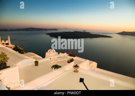 Blick von der Terrasse in den berühmten Sonnenuntergang auf der Insel Santorin, Griechenland, Stockfoto