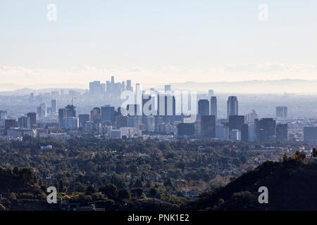 Smoggy dunstiger morgen Ansicht von Century City mit Downtown Los Angeles Türme im Hintergrund. Stockfoto