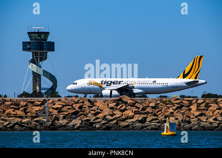 Sydney, New South Wales, Australien - 7 November. 2013: Tiger Airways commercial Passagierflugzeugen Besteuerung der Vergangenheit der Tower. Stockfoto