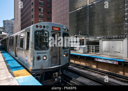 Die "L"-Hochbahn an einer Haltestelle, Downtown Chicago, IL. Stockfoto