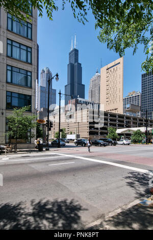 MCC-Chicago Metropolitan Correctional Center, US-BundesgefŠngnis und Willis Tower, Chicago, IL. Stockfoto