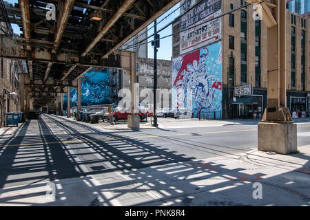 Straße unter der 'L' Hochbahn, South Wabash, Chicago, IL. Stockfoto