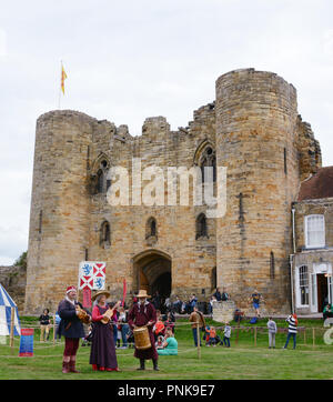 TONBRIDGE, ENGLAND - September 8, 2018: Minstrels spielen mittelalterliche Musikinstrumente - Drehleier, Gitarre und Trommel - auf einer Messe auf dem Gelände des Tonbr Stockfoto