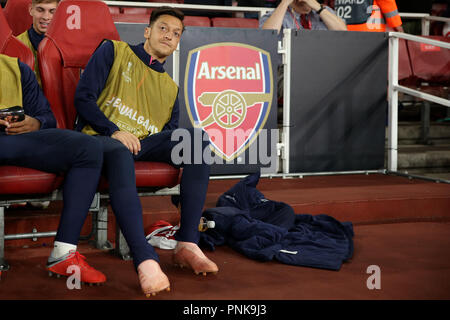 Mesut Ozil von Arsenal sieht auf der Ersatz Bank - Arsenal v Worskla Poltawa, UEFA Europa League - Gruppe E, Emirates Stadium, London (Hollowa Stockfoto