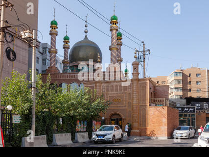 URUMQI, XINJIANG, CHINA - 31 August, 2017: Stadt Szene mit alten Moschee durch neue Stadt umgeben Stockfoto