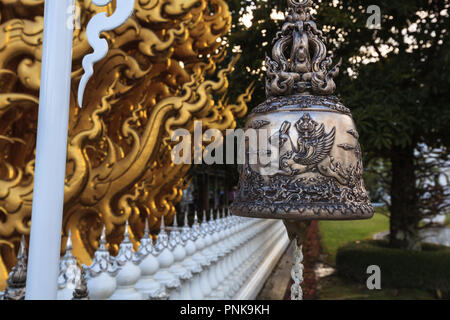 Chiangrai, Thailand - September 01, 2018: Wat Rong Khun (weiße Tempel) ist eine der beliebtesten Sehenswürdigkeiten Touristen in Thailand besuchen, mit modernen Stockfoto