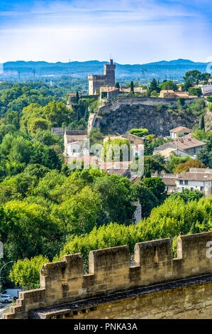 Frankreich. Gard (30). Villeneuve-Les-Avignon. Die Philippe Le Bel Turm von Saint-André Abtei gesehen Stockfoto