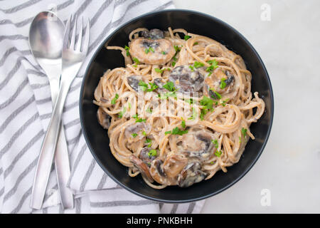 Cremige Knoblauch Kräuter Pilze Spaghetti Stockfoto